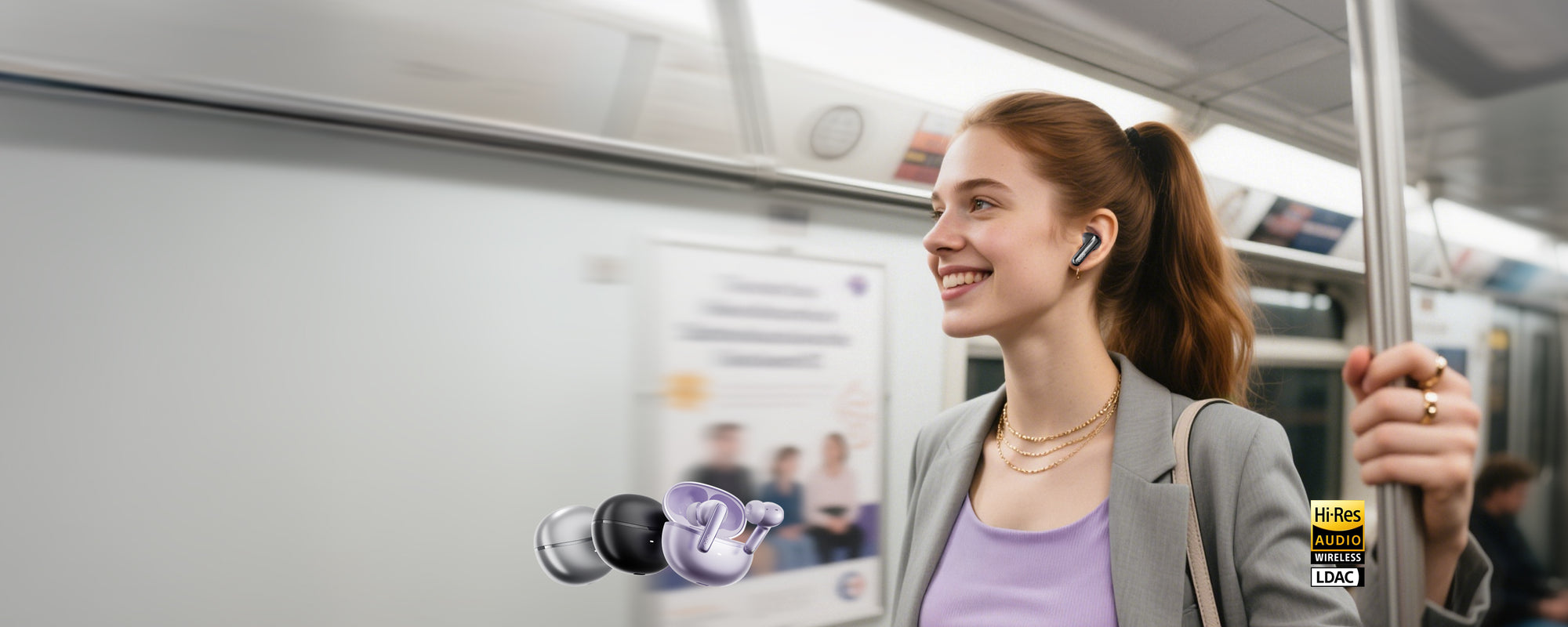 Frau mit kabellosen Ohrhörern in der U-Bahn, Hi-Res Audio & LDAC Logo sichtbar.