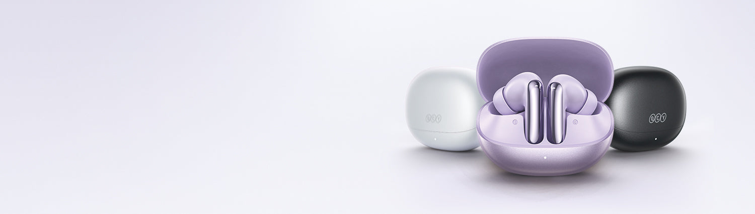 Lila, weiß und schwarze drahtlose Ohrhörer in Ladecase – moderne Design-Bluetooth-Kopfhörer mit stilvollem Finish.