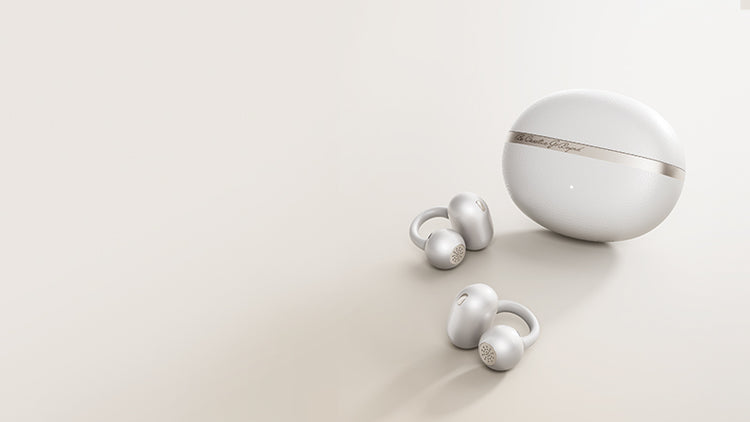 Weiße drahtlose Ohrhörer mit Ladecase, modernes Design, minimalistisch auf hellem Hintergrund präsentiert.