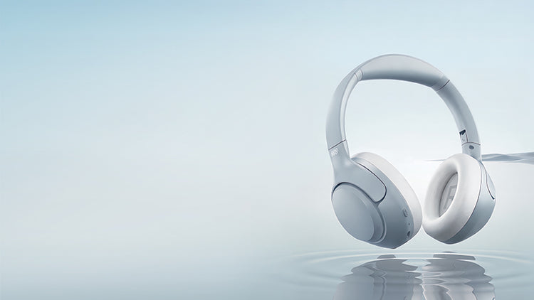 Weiße Over-Ear-Kopfhörer mit modernem Design, schwebend über Wasser, reflektierende Oberfläche, minimalistischer Hintergrund