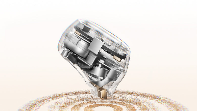 Transparente In-Ear-Kopfhörer mit sichtbarem Innenleben und goldenen Akzenten.
