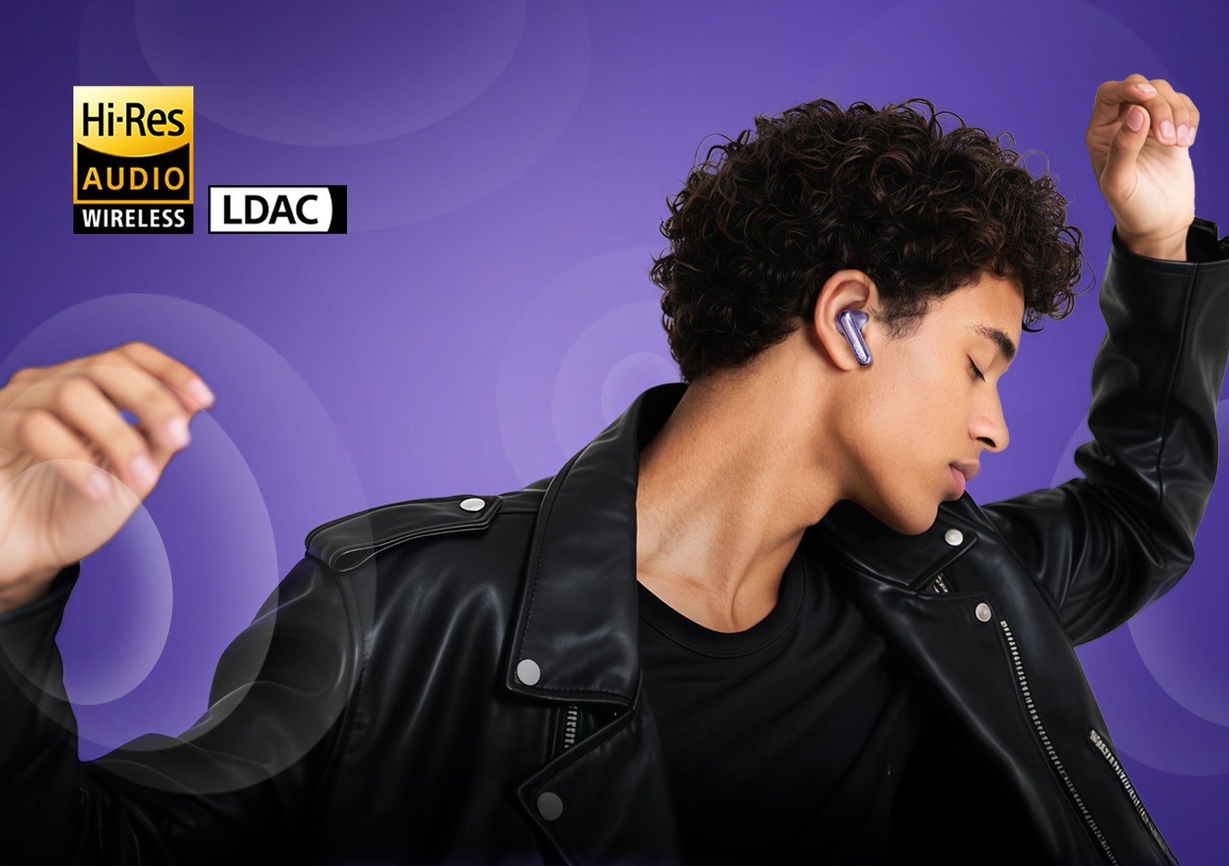 Junge Frau mit Hi-Res Audio Wireless Kopfhörern, LDAC Technologie, lila Hintergrund