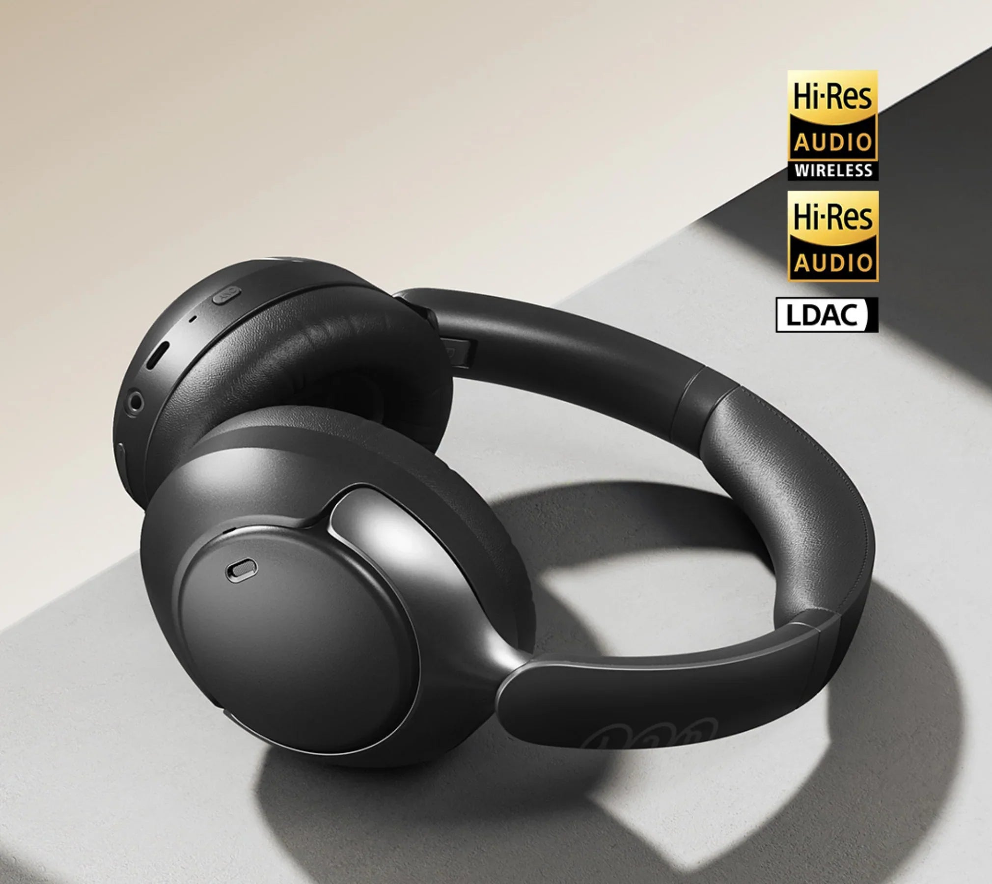 Schwarze Over-Ear-Kopfhörer mit Hi-Res Audio und LDAC.