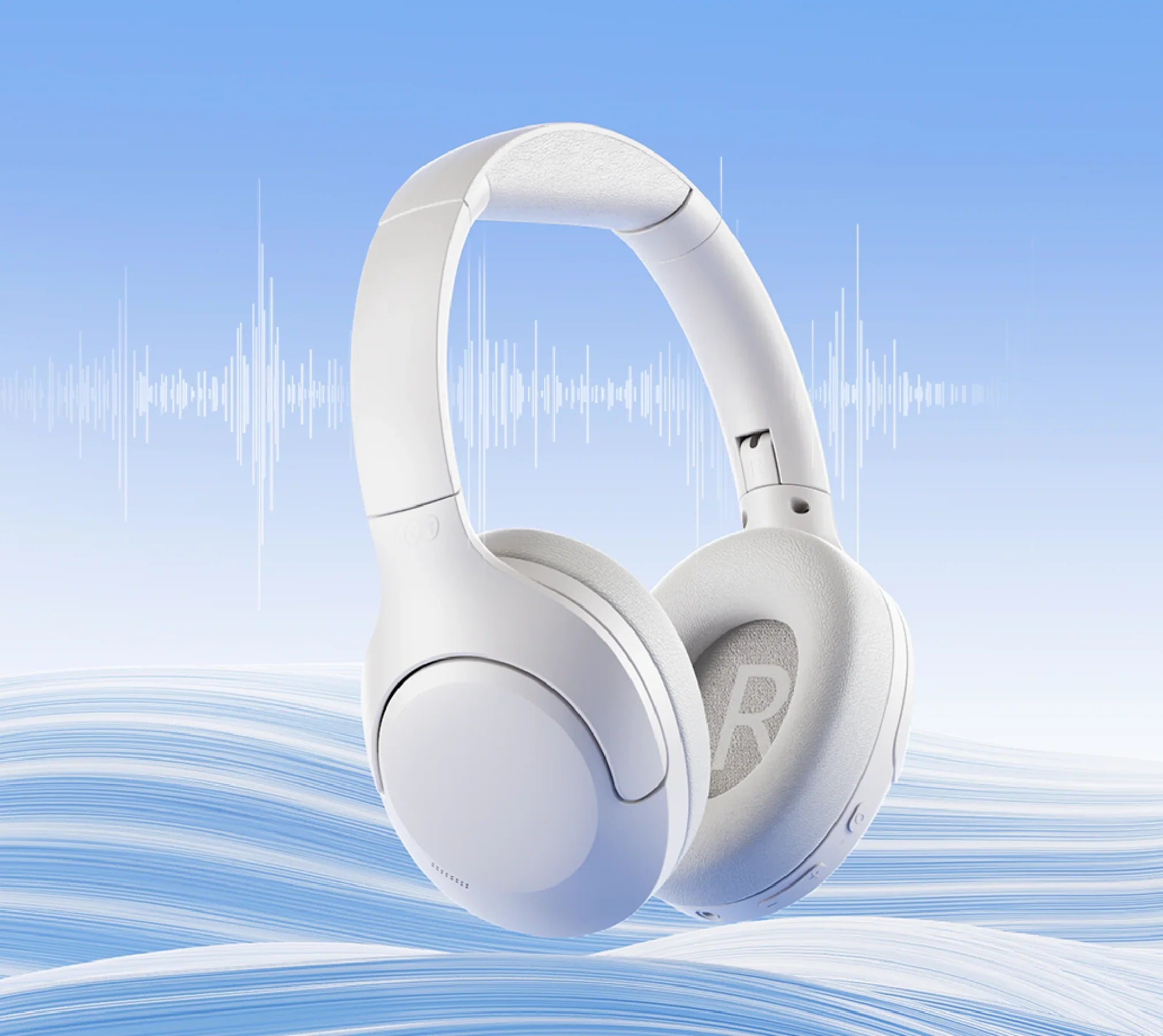 Weiße Over-Ear-Kopfhörer mit Noise-Cancelling und Bluetooth-Technologie vor blauem Hintergrund mit Soundwellen.