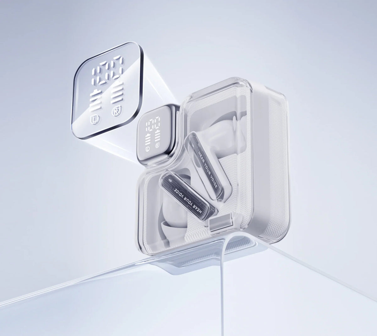 Transparente Ohrhörerbox mit digitaler Anzeige und Kopfhörern – modernes Design, Ladezustand sichtbar, "Hear Your Voice" Aufs