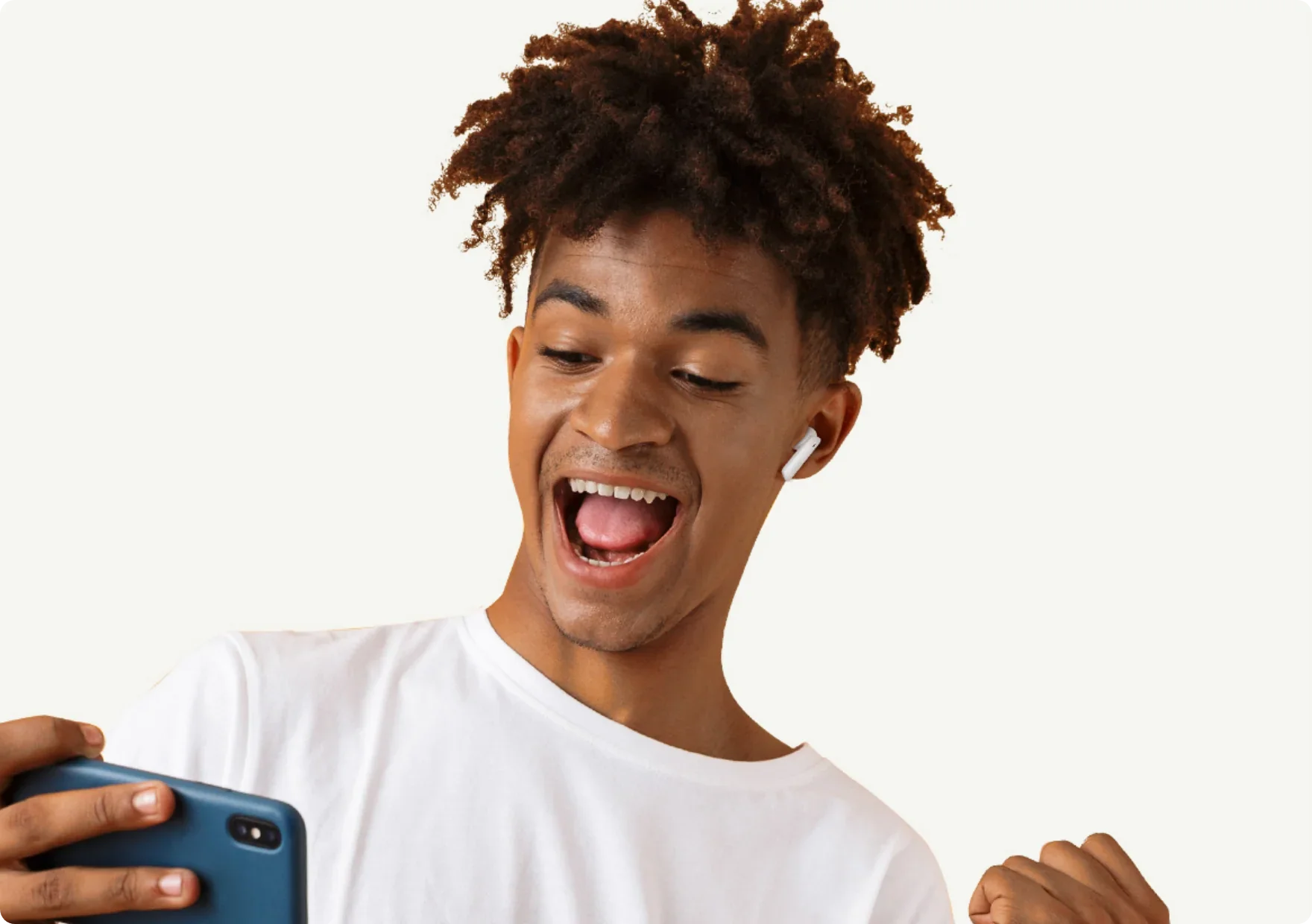 Glücklicher junger Mann mit Kopfhörern und Smartphone, der fröhlich singt.