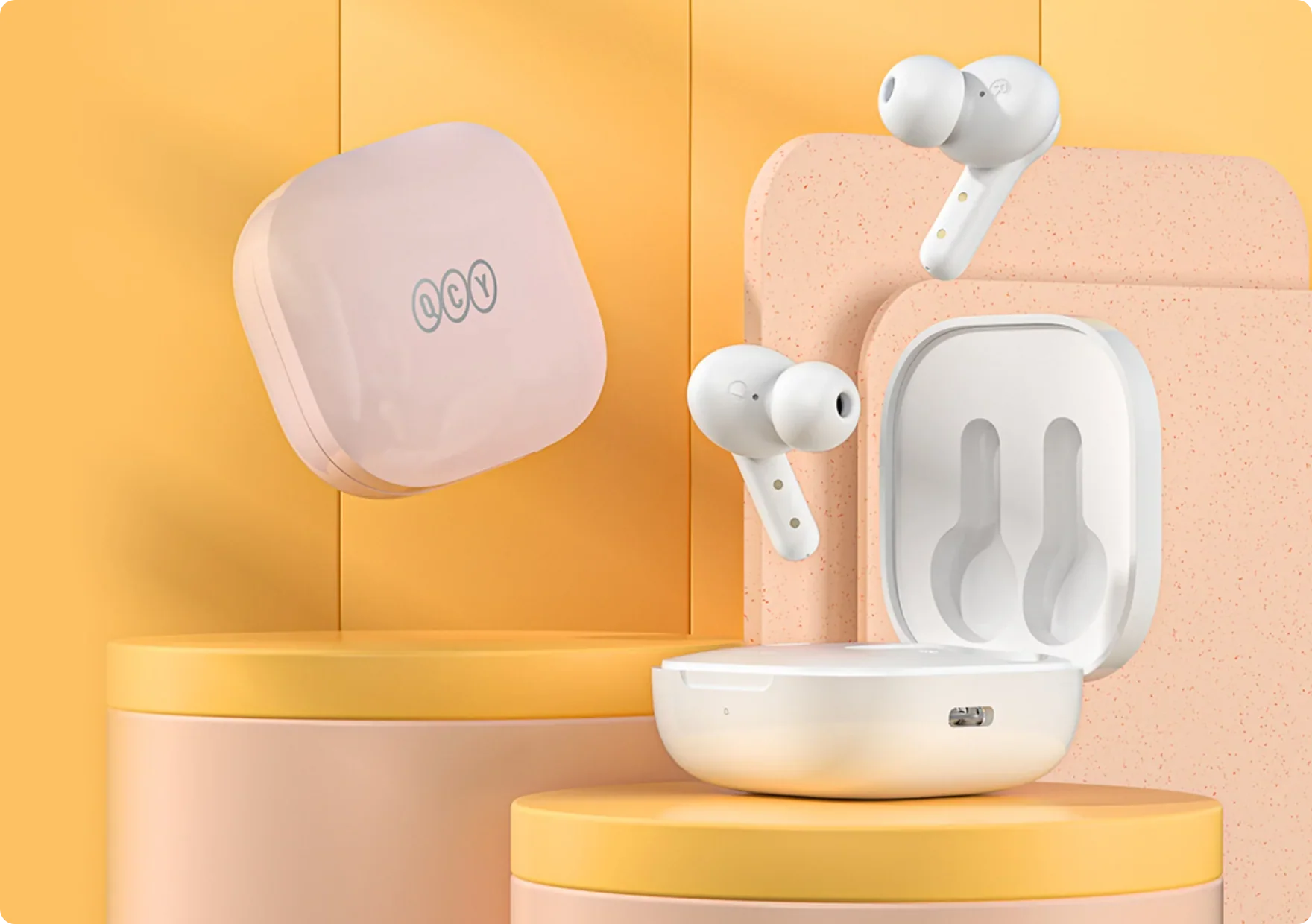 Weiße QCY Bluetooth-Kopfhörer in rosa Ladecase, stilvoll präsentiert auf pastellfarbenen Podesten vor warmem Hintergrund.