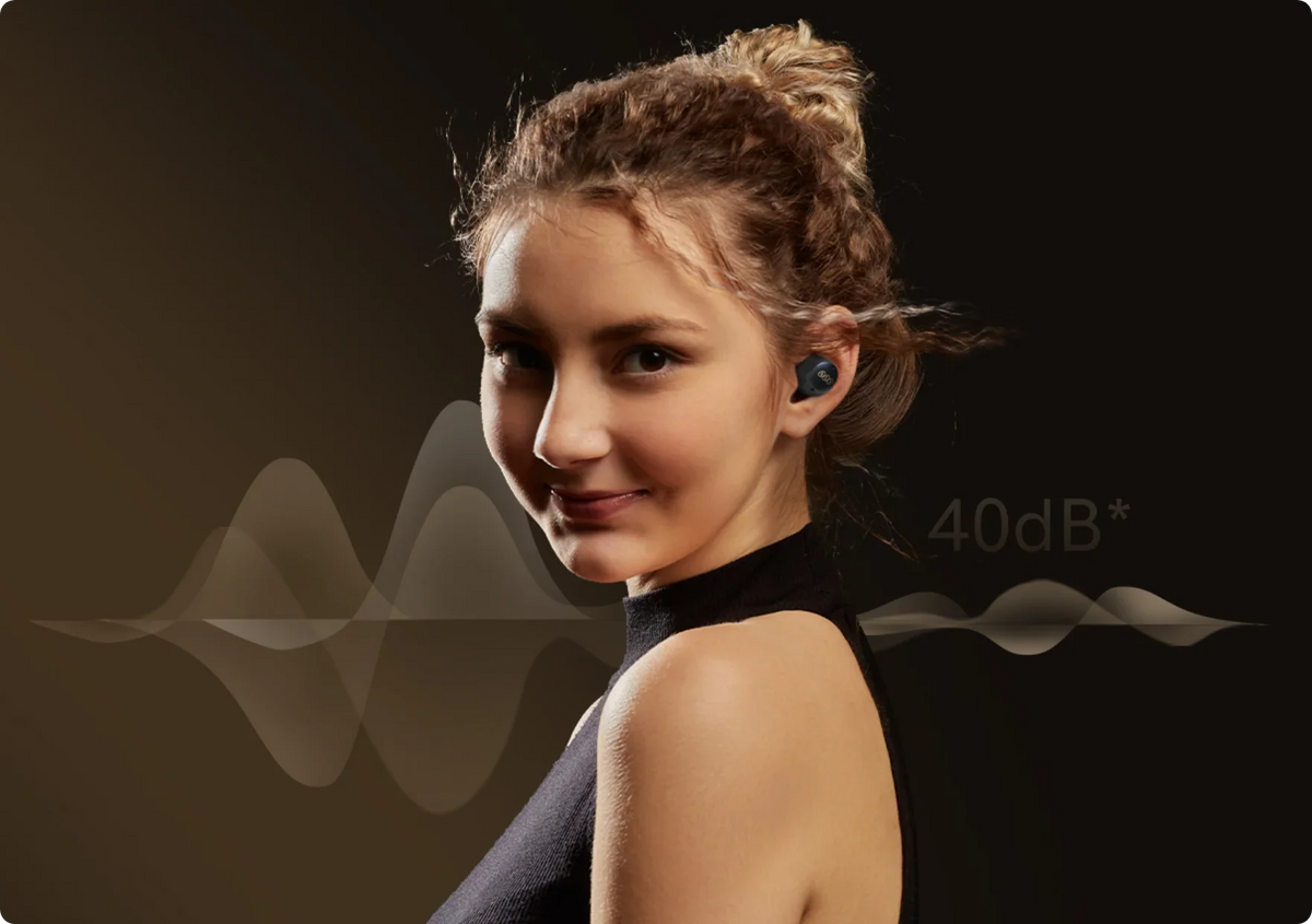 Frau mit kabellosen In-Ear-Kopfhörern, 40dB Geräuschunterdrückung, dunkler Hintergrund mit Schallwellen-Grafik.