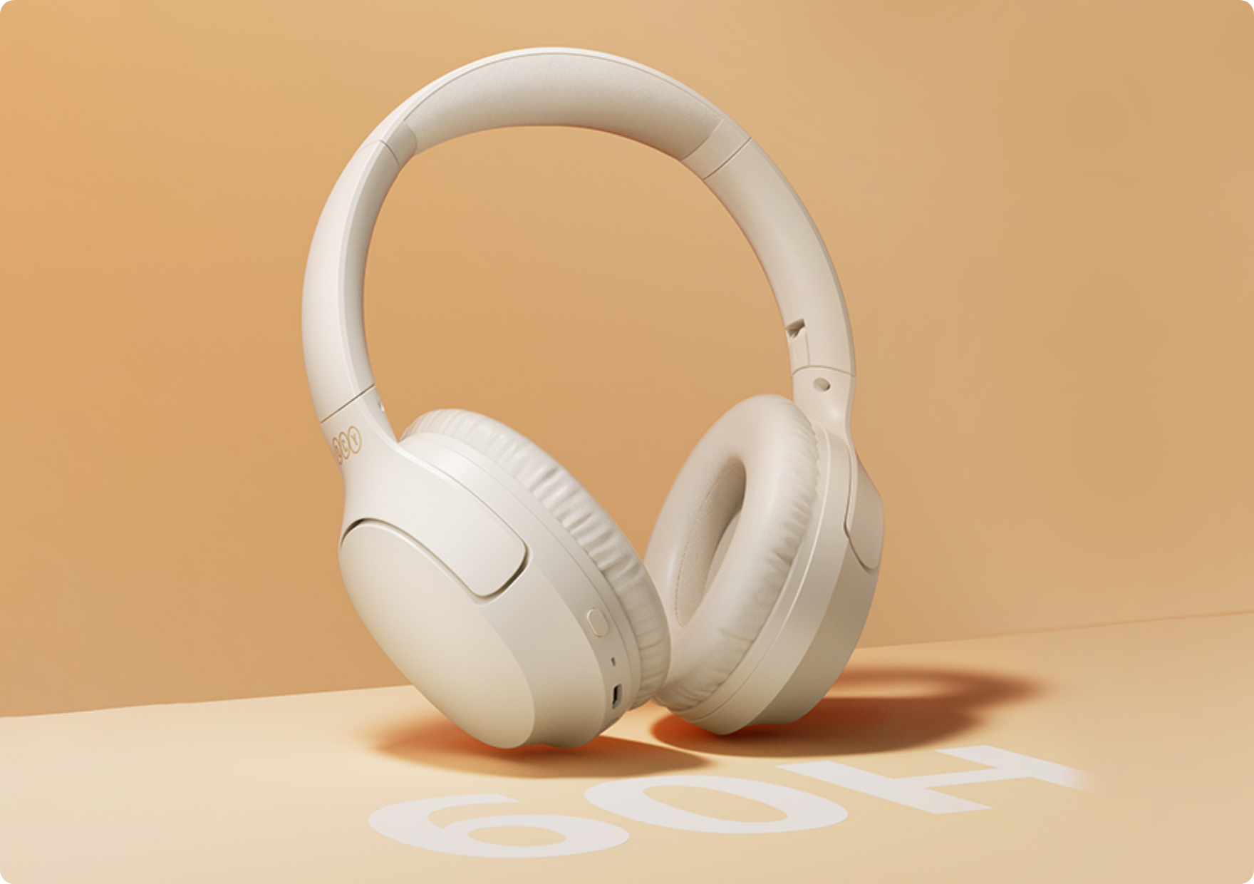 Weiße Over-Ear-Kopfhörer mit Noise-Cancelling, Modell 604, auf cremefarbenem Hintergrund präsentiert.