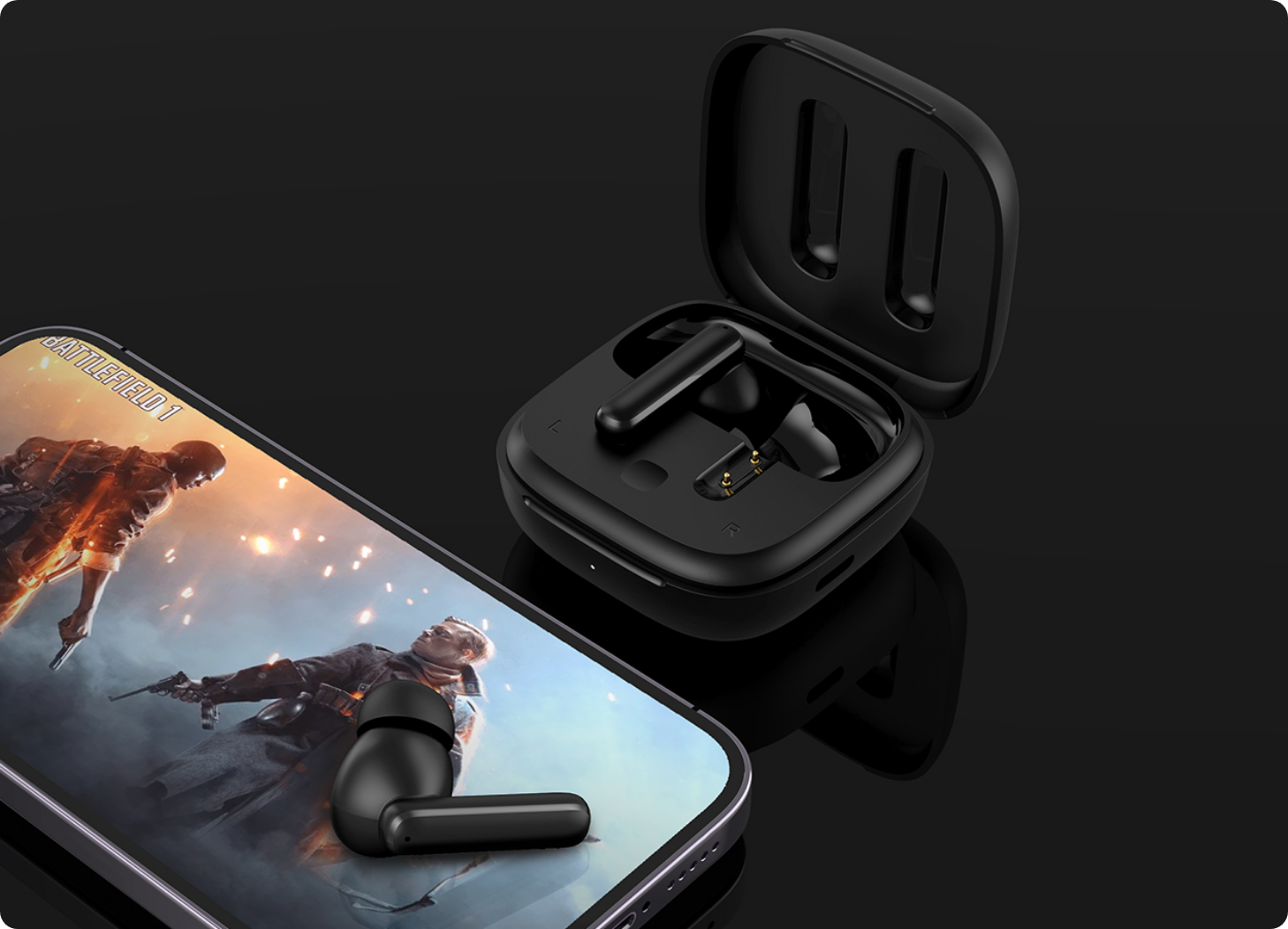 Schwarze Bluetooth-Kopfhörer mit Ladecase neben Smartphone, Battlefield 1 auf dem Display.