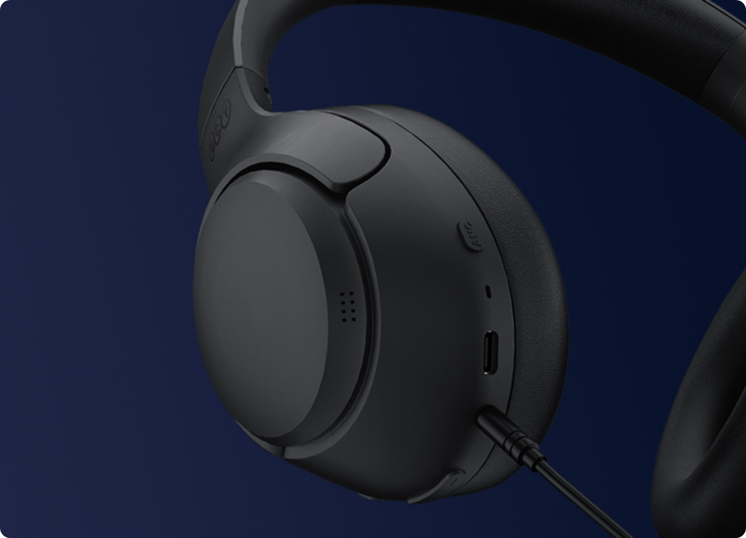 Schwarze Over-Ear-Kopfhörer mit Kabelanschluss und Mikrofon.