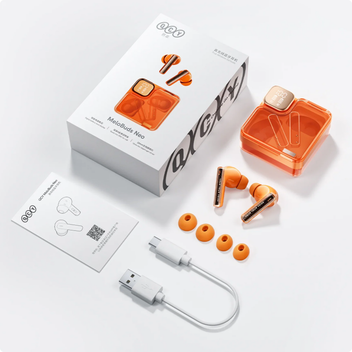 QCY MeloBuds Neo: Orange True-Wireless-Kopfhörer mit Ladecase, USB-C-Kabel und Ersatzohrstücken.