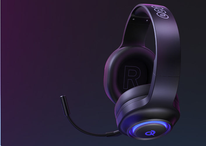 Schwarzes Gaming-Kopfhörer mit Mikrofon und blauem LED-Licht.