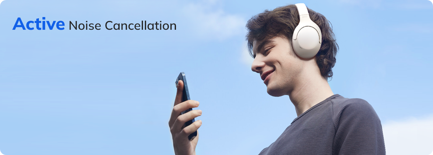 Junger Mann mit weißen Kopfhörern und Smartphone unter blauem Himmel, Active Noise Cancellation.