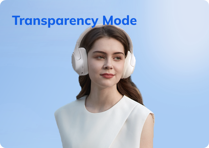 Frau mit weißen Over-Ear-Kopfhörern im Transparenzmodus vor blauem Hintergrund – modernes Design für klare Umgebungsgeräusche