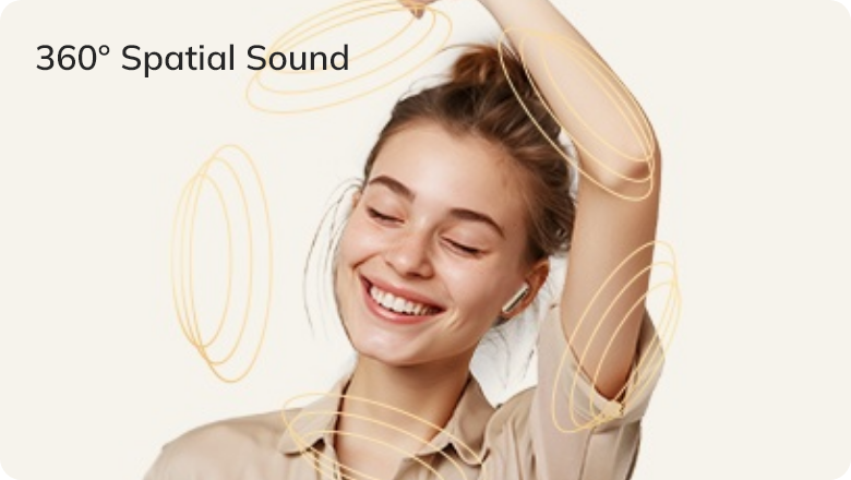 Frau mit Kopfhörern genießt 360° Spatial Sound, lächelnd mit geschlossenen Augen und erhobenen Armen.