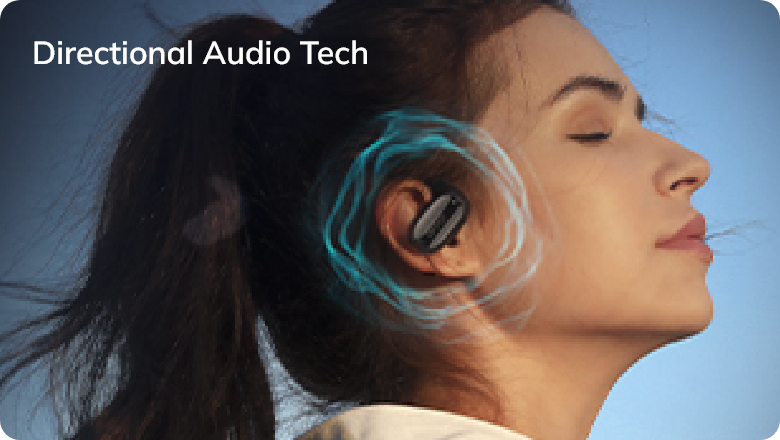 Frau mit Kopfhörer und directionaler Audio-Technologie für immersives Klangerlebnis.