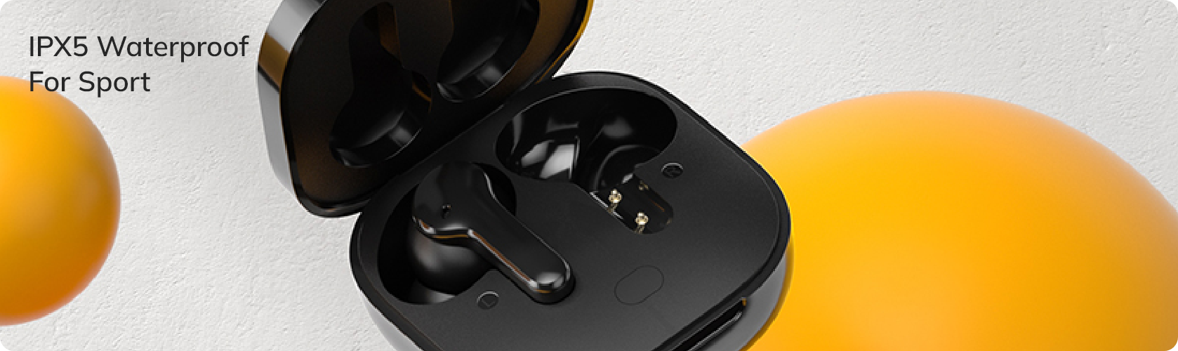 Schwarze kabellose Kopfhörer im Ladecase, IPX5 wasserdicht für Sport, mit orangen Akzenten auf hellem Hintergrund.