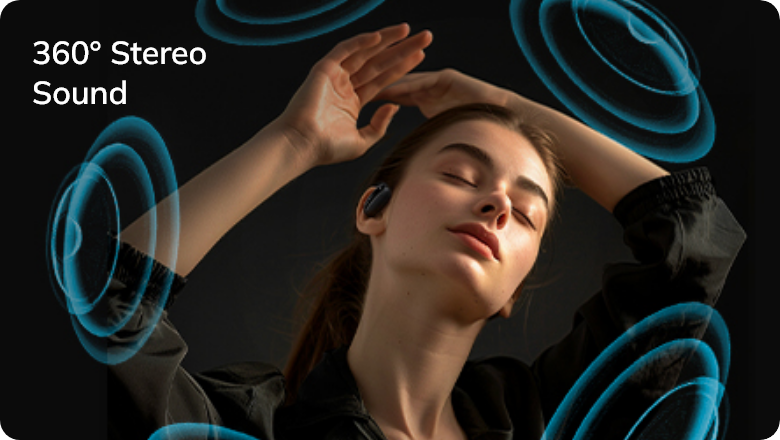 Frau genießt 360° Stereo-Sound mit drahtlosen Ohrhörern, umgeben von blauen Schallwellen – immersives Audioerlebnis.