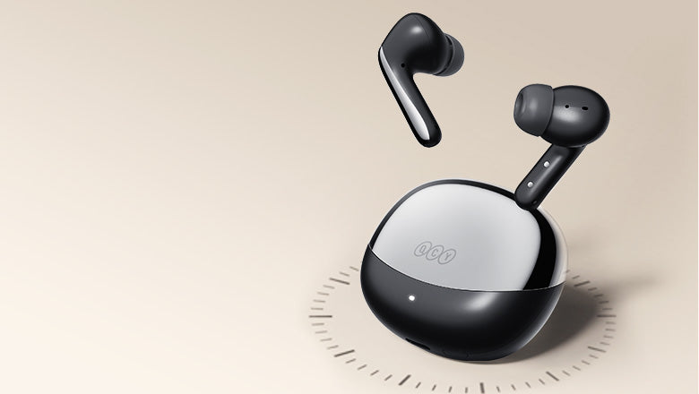 Schwarze In-Ear-Kopfhörer mit Ladecase, minimalistisches Design