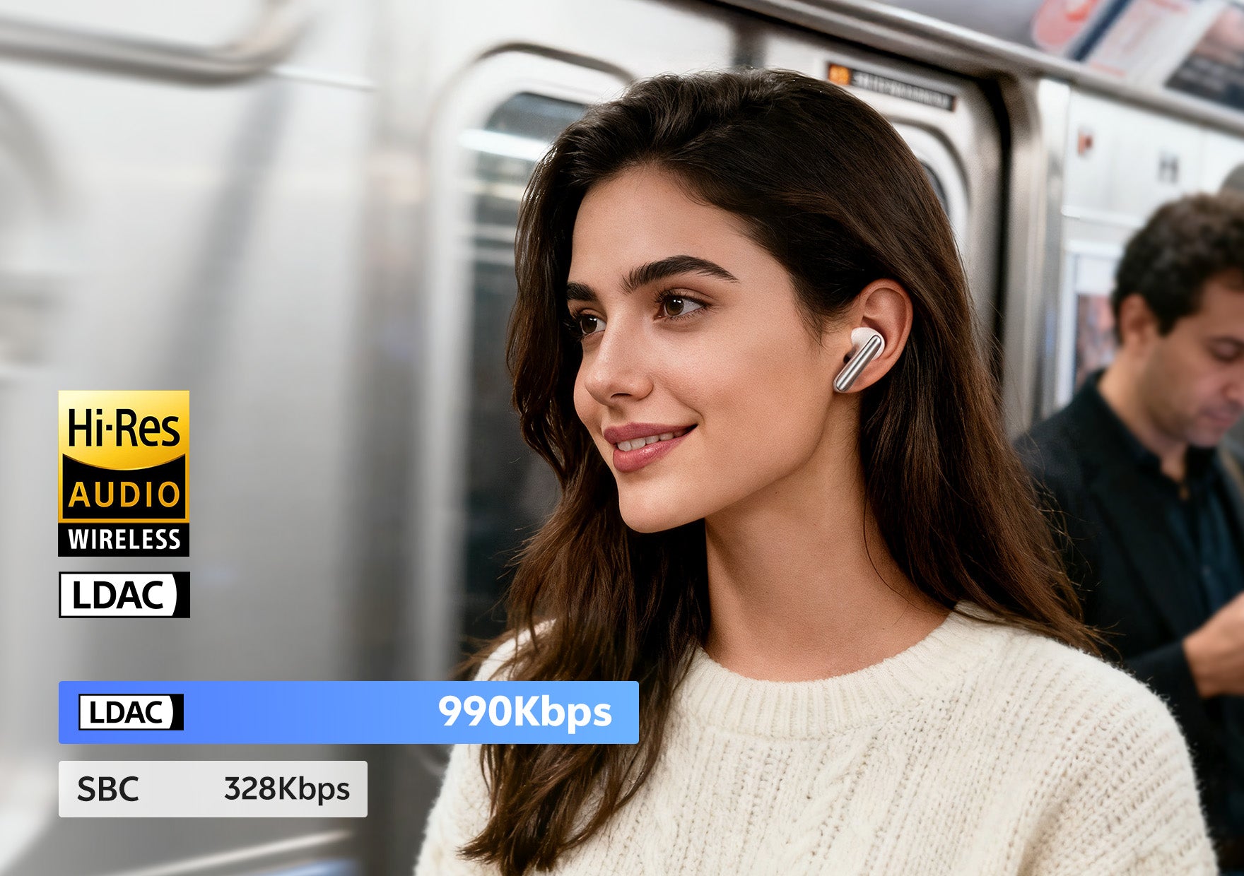 Frau mit kabellosen Hi-Res Audio Ohrhörern in der U-Bahn, LDAC 990Kbps für hochwertige Musikwiedergabe unterwegs.