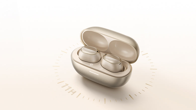 Goldfarbene drahtlose Ohrhörer in geöffneter Ladecase, modernes Design mit sanfter Beleuchtung und stilvoller Präsentation.
