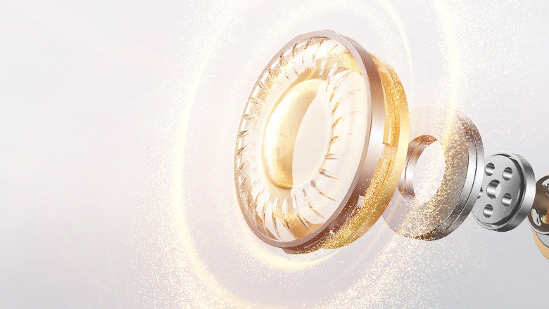 Glänzende goldene und silberne Ringe schweben in der Luft mit funkelnden Lichteffekten, modernes Design für Luxusprodukte.