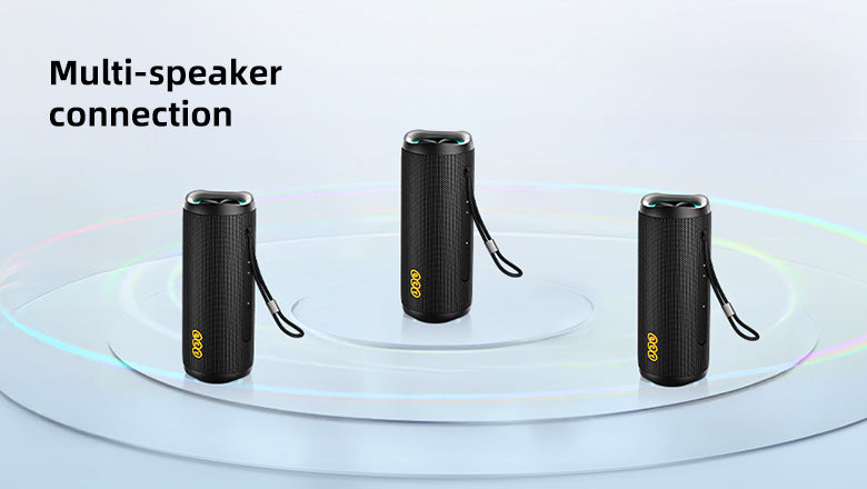Drei schwarze tragbare Bluetooth-Lautsprecher mit Multi-Speaker-Verbindung für Stereo-Sound.
