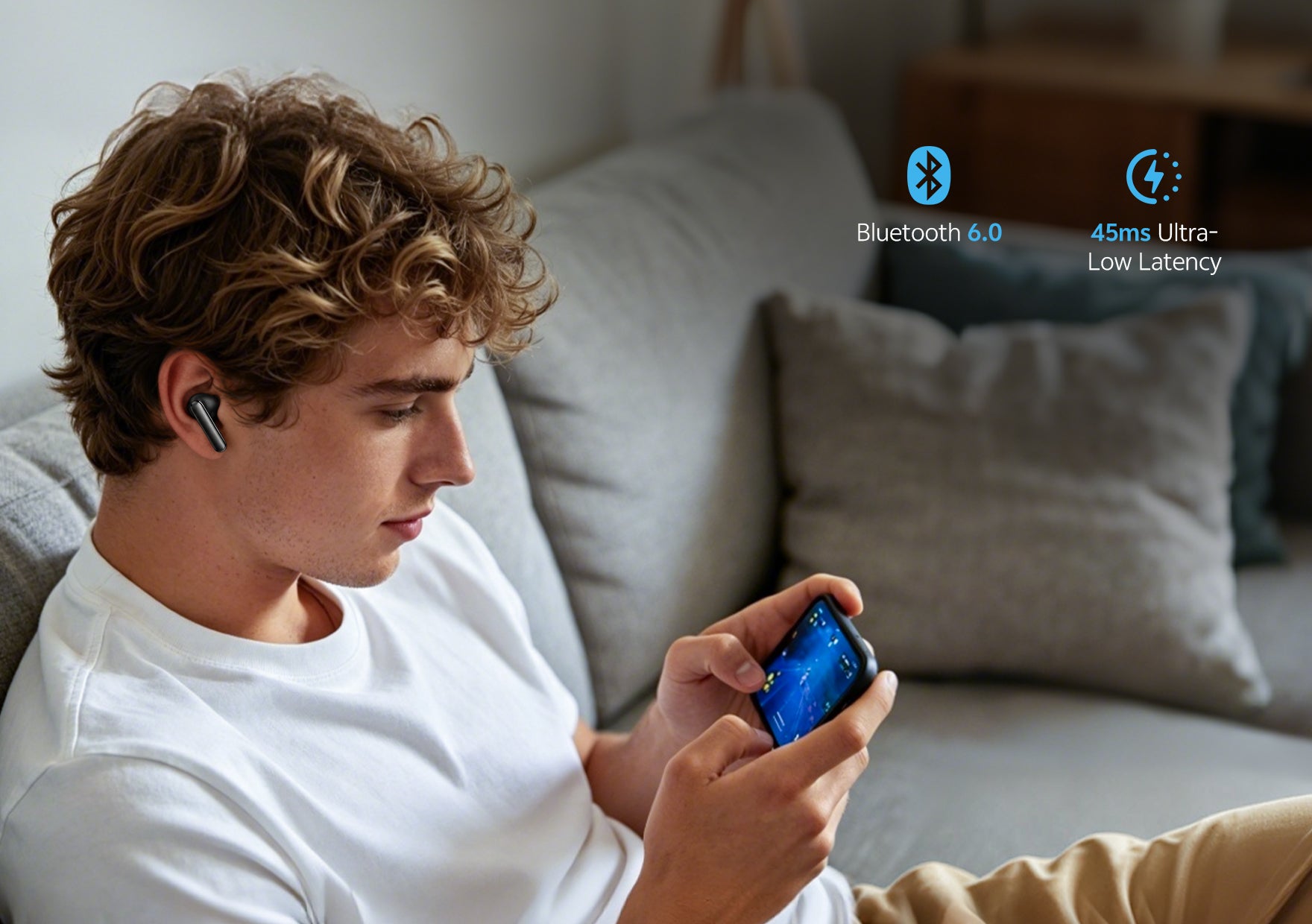 Junger Mann mit kabellosen Kopfhörern und Smartphone, Bluetooth 6.0 und 45ms Ultra-Low Latency für Gaming und Musik.