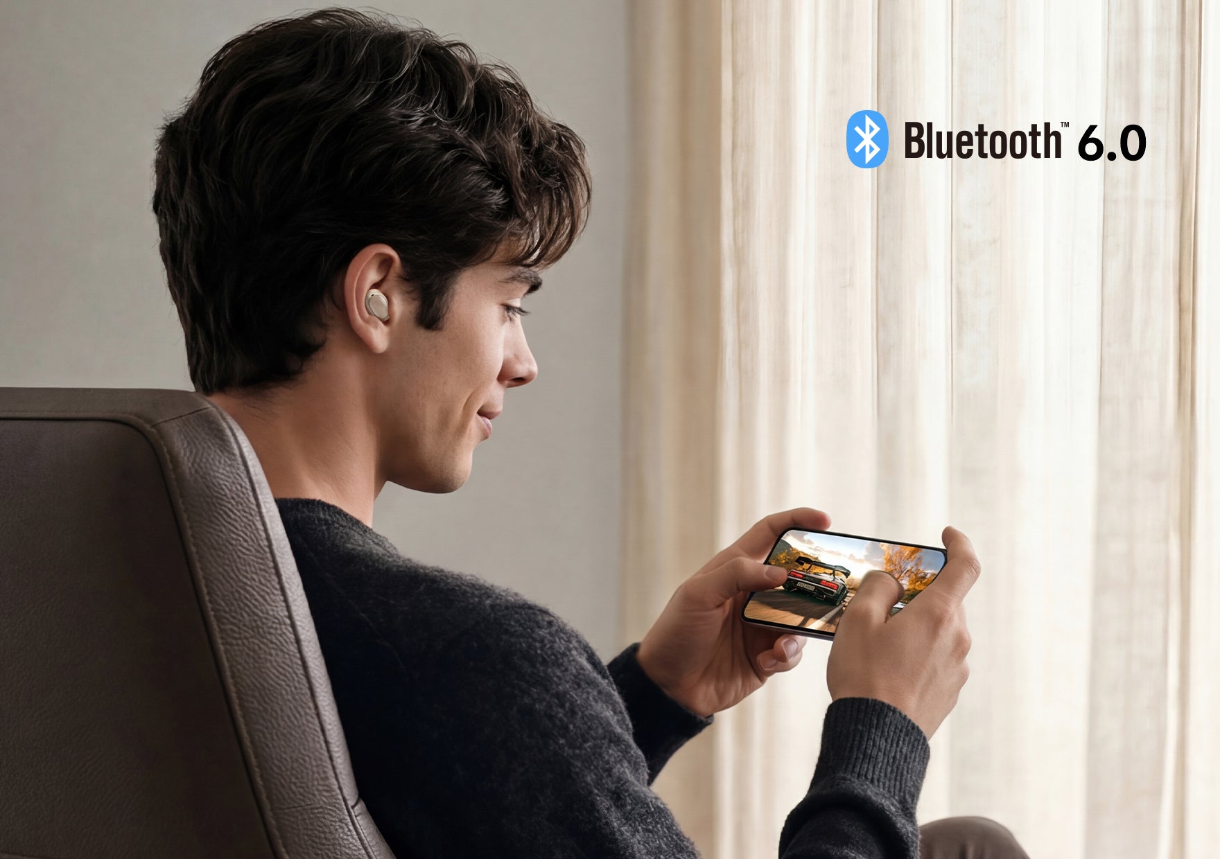 Mann mit Bluetooth 6.0-Ohrhörer spielt auf Smartphone – moderne Technologie für kabellose Unterhaltung
