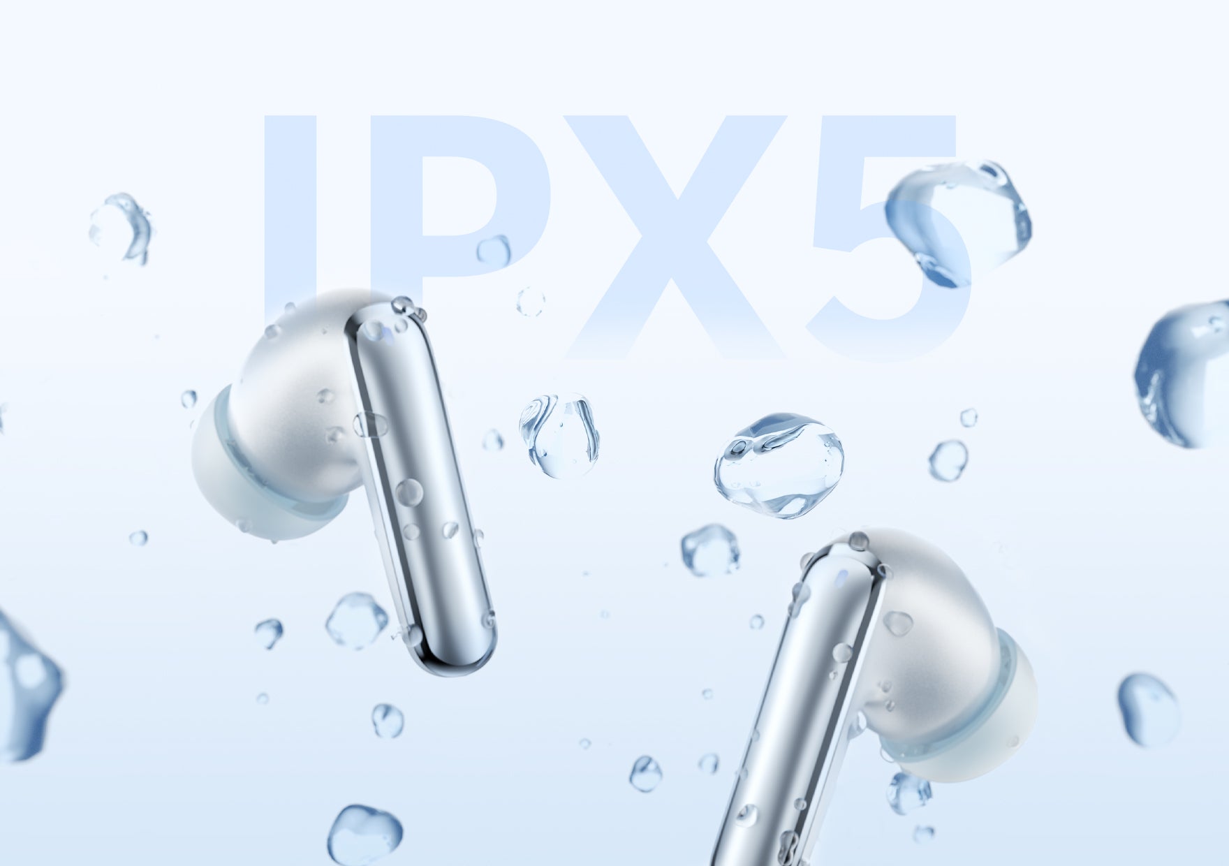 Silberne Bluetooth-Kopfhörer mit IPX5-Wasserschutz, umgeben von Wassertropfen.