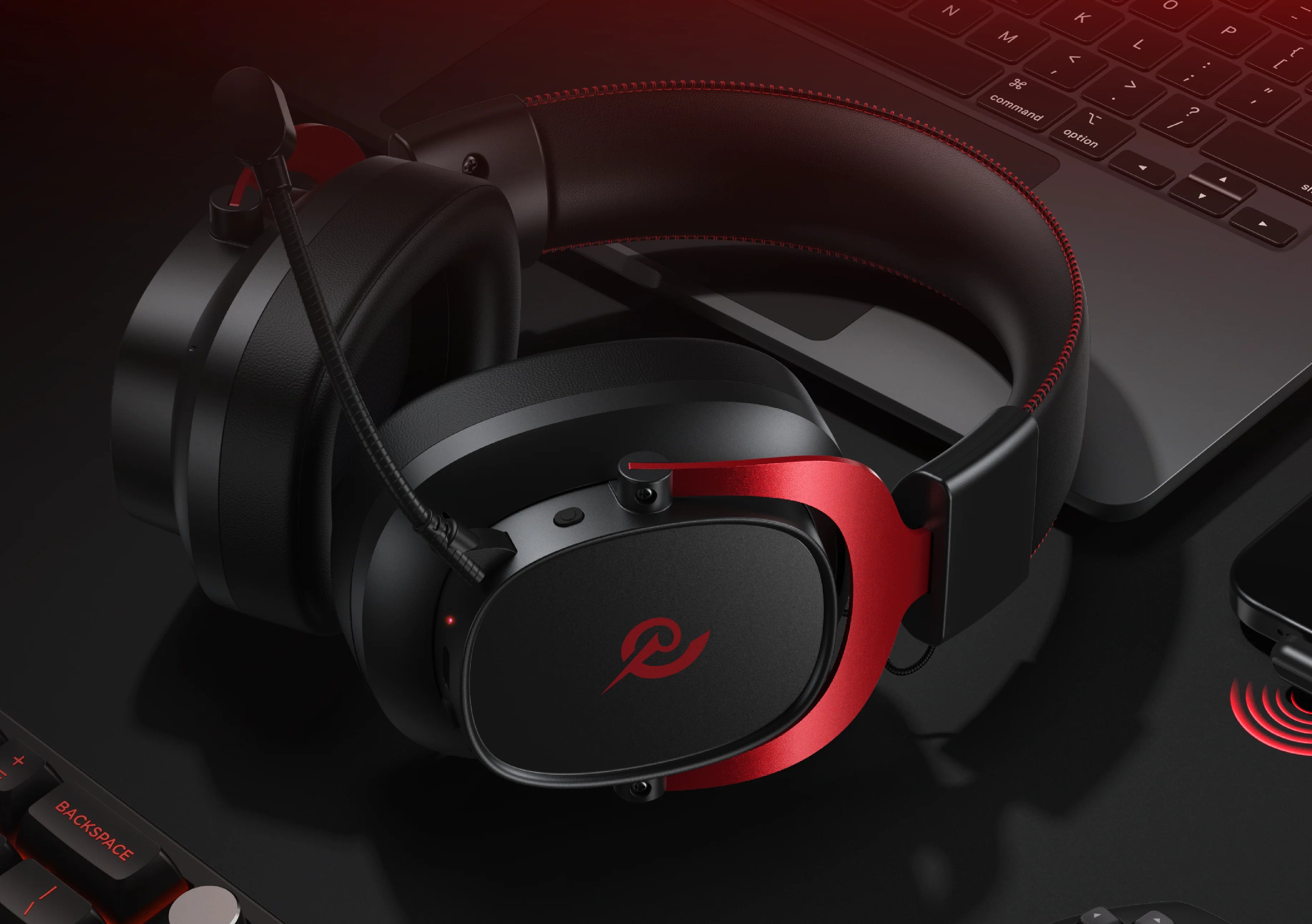 Gaming-Headset mit rotem Akzent und Mikrofon, auf Laptop platziert, für optimale Audioerfahrung beim Spielen.
