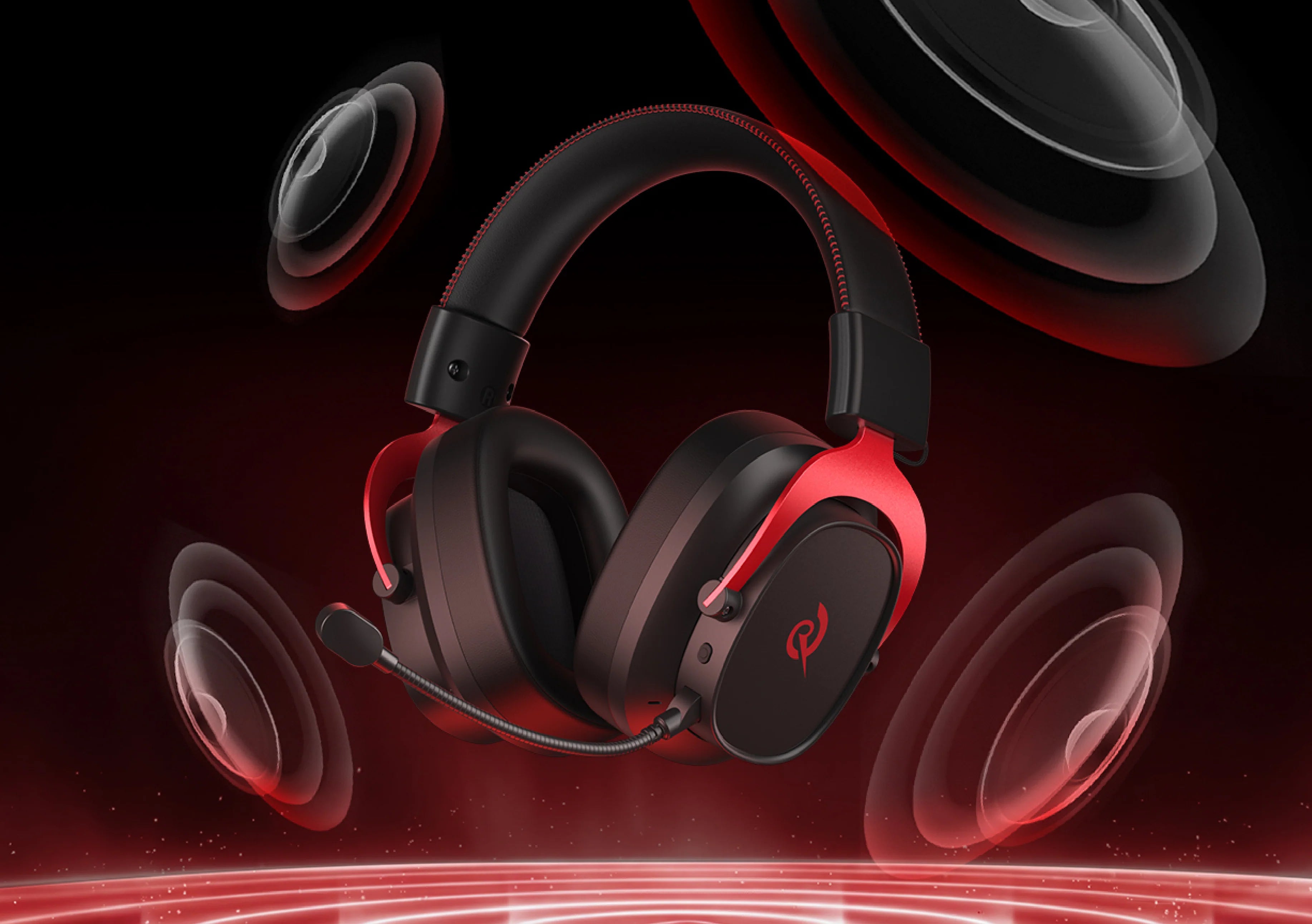 Schwarzes Gaming-Headset mit roten Akzenten und Mikrofon, umgeben von dynamischen Lautsprechern auf dunklem Hintergrund.