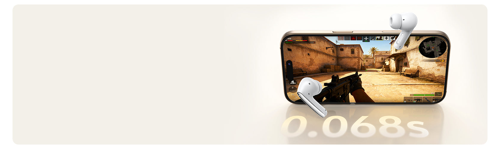 Weiße Ohrhörer neben Smartphone mit Shooter-Spiel auf dem Display.