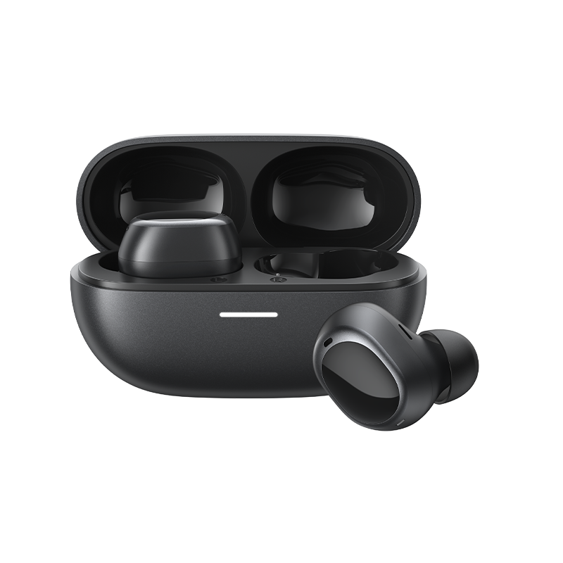 QCY MeloBuds A30 True Wireless Kopfhörer in schwarz, offene Ladetasche mit einem Ohrhörer daneben