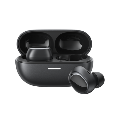 QCY MeloBuds A30 True Wireless Kopfhörer in schwarz, offene Ladetasche mit einem Ohrhörer daneben