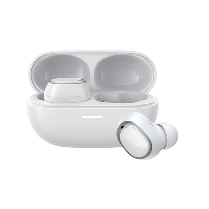 QCY MeloBuds A30 True Wireless Kopfhörer in weiß, mit Ladecase und einem Ohrhörer herausgenommen.