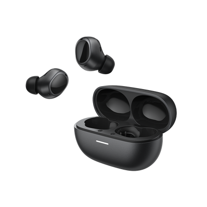 QCY MeloBuds A30: Schwarz glänzende True-Wireless-Kopfhörer mit geöffneter Ladecase auf weißem Hintergrund.