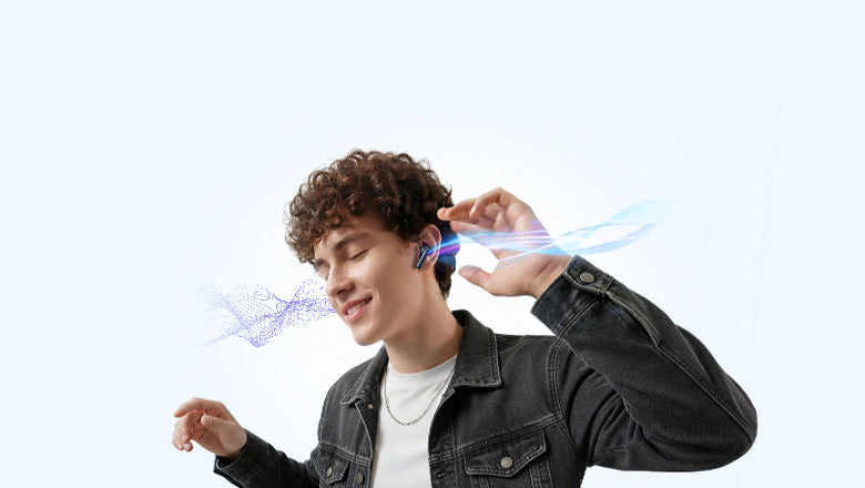 Mann mit kabellosen Ohrhörern, die blaue Lichteffekte abgeben, genießt Musik – moderne Audio-Technologie im Einsatz