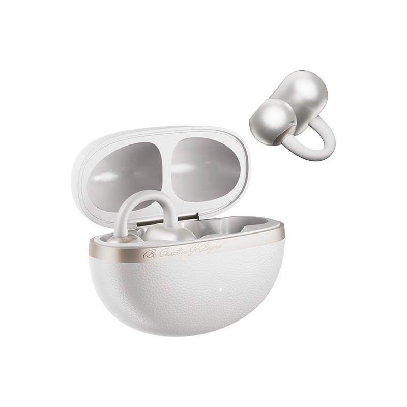 QCY Crossky C50 weiße Open‑Ear Clip‑Kopfhörer mit geöffnetem Ladecase, ein Earbud im Case und das andere schwebt darüber