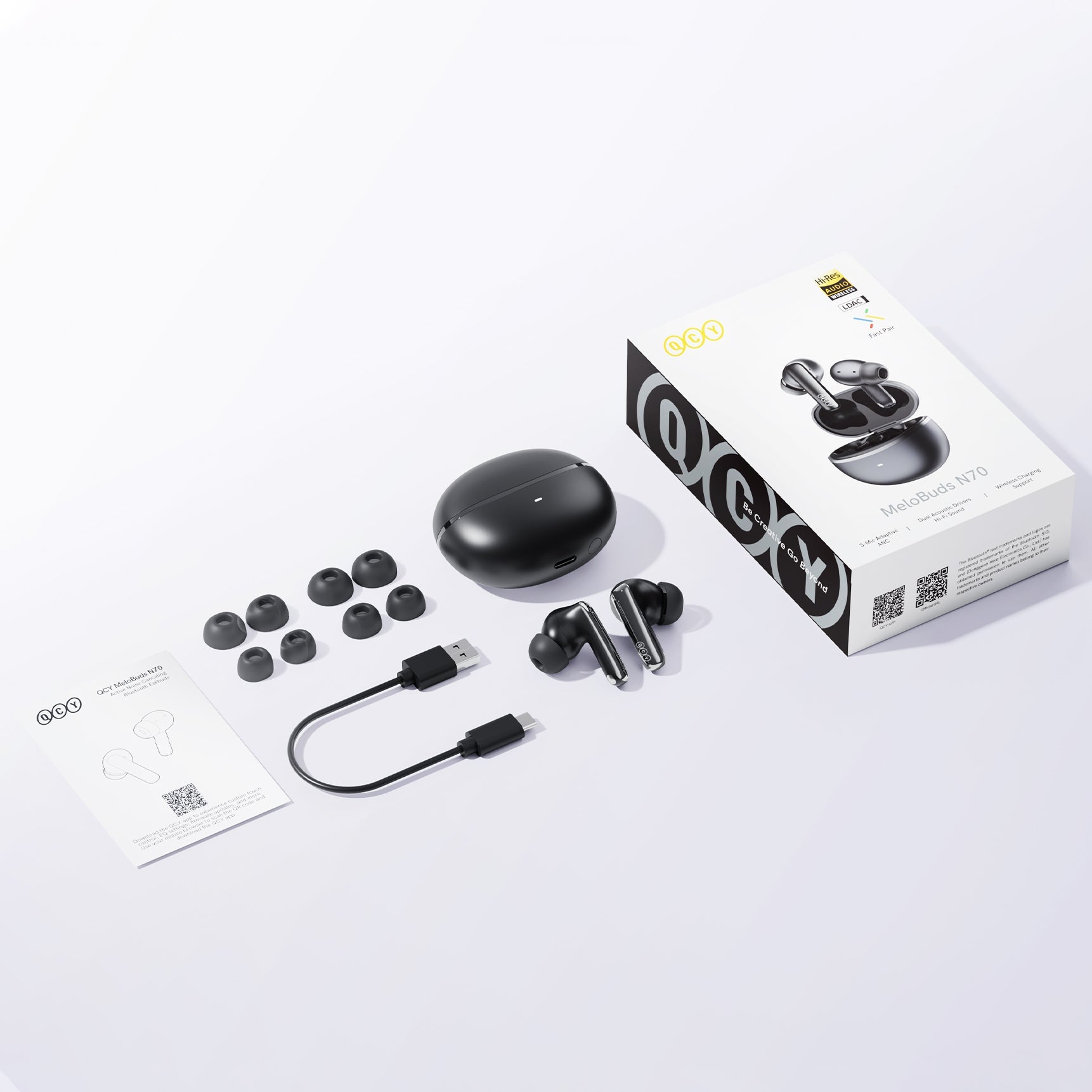 QCY MeloBuds N70 True Wireless Kopfhörer mit Ladecase, Ersatzohrstüpseln und USB-C-Kabel.
