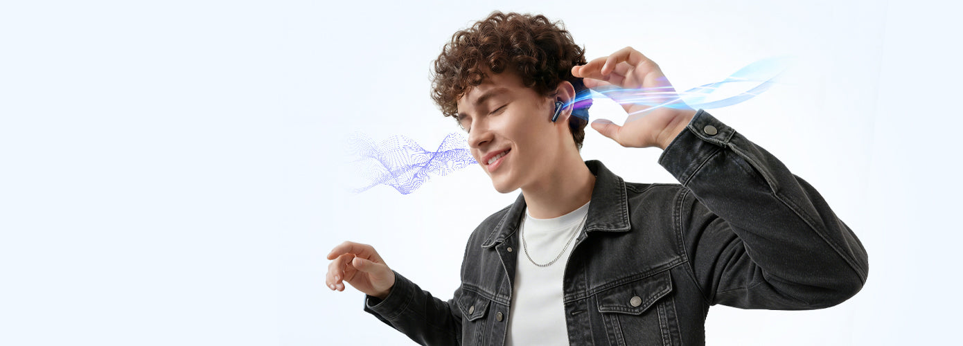 Mann mit kabellosen Ohrhörern, genießt Musik, blau leuchtende Wellen visualisieren den Klang.
